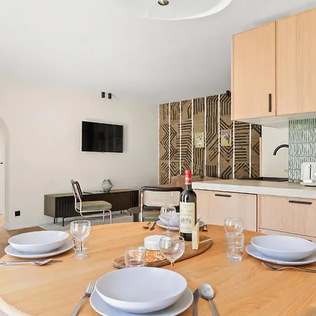 Basfroi Cosy Apartment 2-2